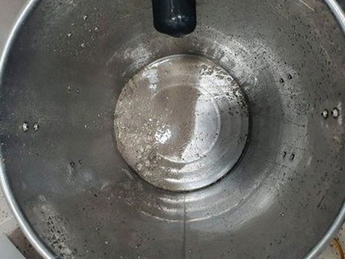 보문동 하수구막힘 배관 내부를 살피는 점검 작업의 모습